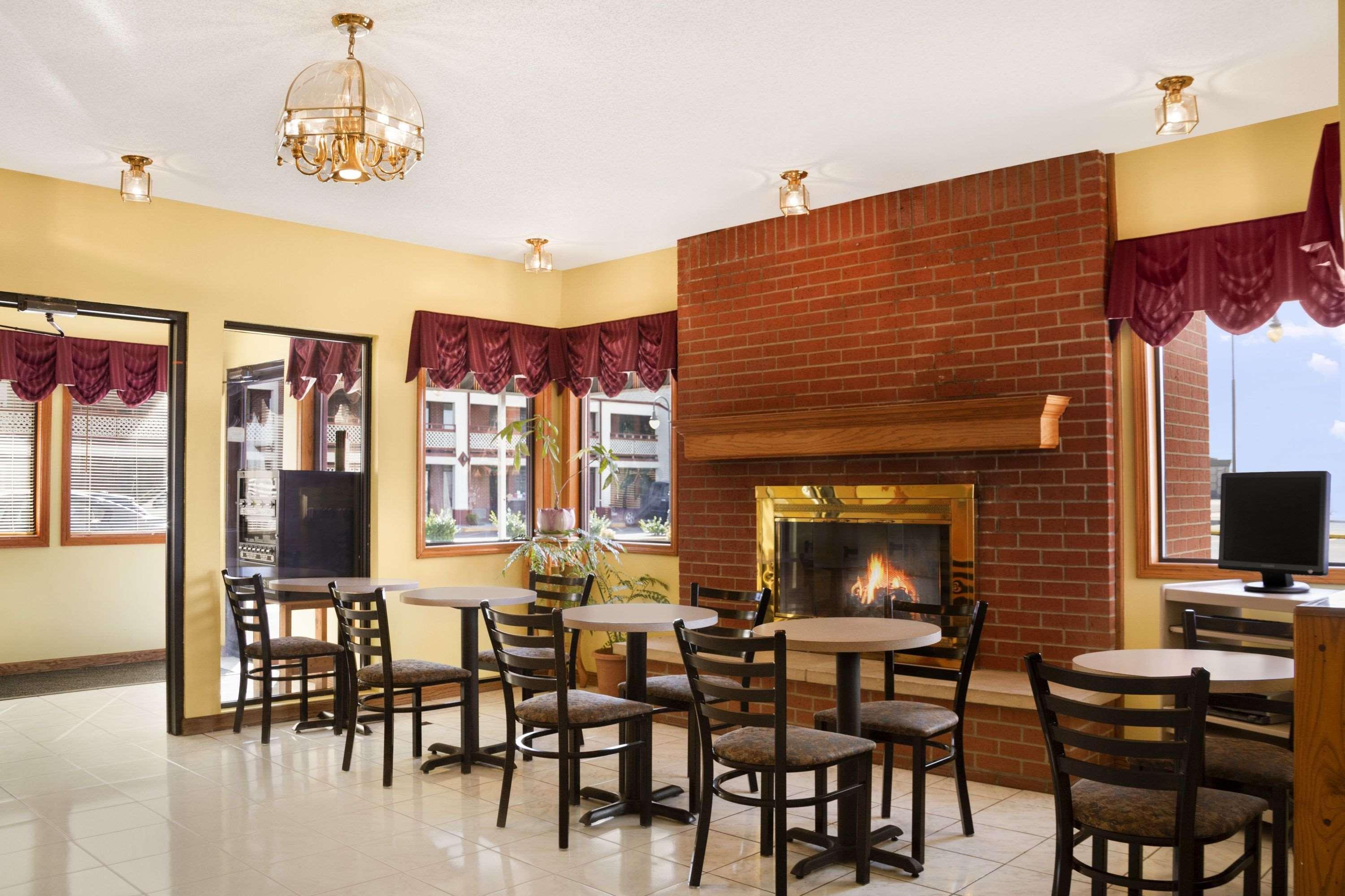 Days Inn By Wyndham Wichita West Near Airport Extérieur photo